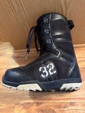 32 thirtytwo Thirty Two size 8 Men Snowboard Boots black bungee and lace up GUC